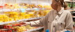Point of Sale Marketing, wanita sedang membeli buah